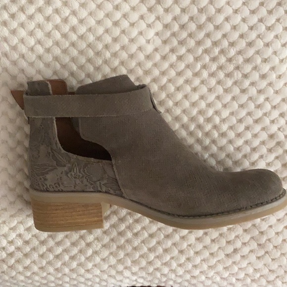 Tara M Keegan ankle boot in Taupe Never Worn - Picture 2 of 4